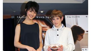剛力彩芽、手作りバレンタインチョコケーキを14歳天才少年トーマス・ホーンにプレゼント！