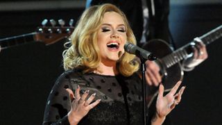 完全復帰のアデル、グラミー賞で感極まる！会場の手拍子に合わせ「Rolling in the Deep」を熱唱!!