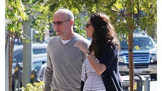 ブルース・ウィリスと23歳年下の妻エマ・ヘミング、間もなく誕生する赤ちゃんのためにショッピング！