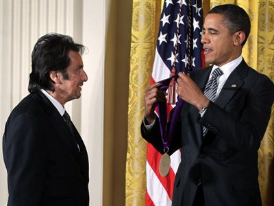 アル・パチーノ、オバマ大統領から全米芸術勲章を授与される