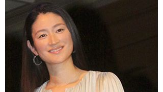 小雪、第一子出産後、初の公の場に登場!!　出産後も変わらぬ美しさで会場を魅了！