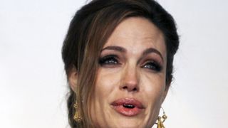 アンジェリーナ・ジョリー、号泣!初監督作の舞台、ボスニアのプレミアで