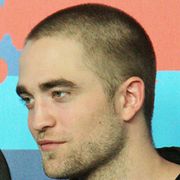 ロバート・パティンソンが坊主頭でベルリンに! 明かした意外な理由とは!?