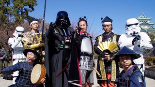 ダース・ベイダー、名古屋に出没!織田信長と!?友情を深めライトセーバーと刀を交換!