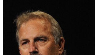 ケヴィン・コスナー、弔辞でホイットニーさんが『ボディガード』出演への道が困難だったことを明かす