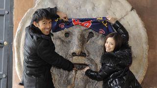 映画『テルマエ・ロマエ』主演の阿部寛＆上戸彩、ケロリン桶を片手にローマ観光！