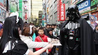 ダース・ベイダー卿が秋葉原に降臨!メイドさんからチラシを差し出され困惑