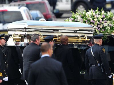 ホイットニー・ヒューストンさんが棺に安置されている写真がタブロイド誌に　葬儀社は関与を否定