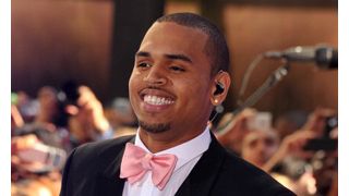 クリス・ブラウン、写真を撮ったファンから携帯を奪い取ったことを否定