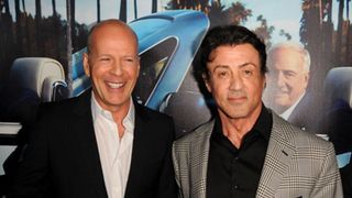 シルヴェスター・スタローンとブルース・ウィリス　レストランでなぜか腕相撲対決