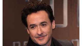ジョン・キューザックがエドガー・アラン・ポーを演じるスリラー『ザ・レイヴン』のテレビスポットが初公開