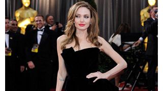 セクシー、アンジー！アカデミー賞で大胆に足をのぞかせたポーズに話題沸騰！「アンジーの右足」というツイッターアカウントまで登場！