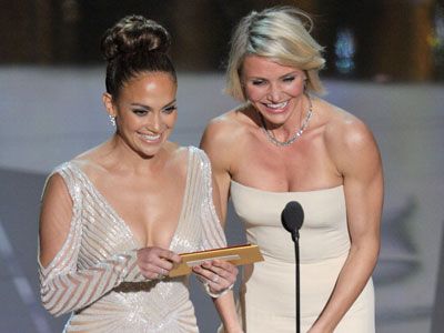 アカデミー賞授賞式、最も視聴者の注目を浴びたのは、ジェニファー・ロペスの胸ポロ疑惑の瞬間