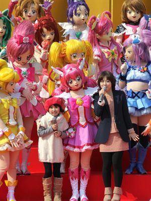 横浜のシンボル 日本丸に28人のプリキュアが登場 世界に一台しかないラッピングバスも横浜を運行 シネマトゥデイ