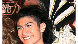 大怪盗を演じる三浦春馬、紫色の豹柄スーツで登場！新境地に「今までにない三浦春馬を見せられる」
