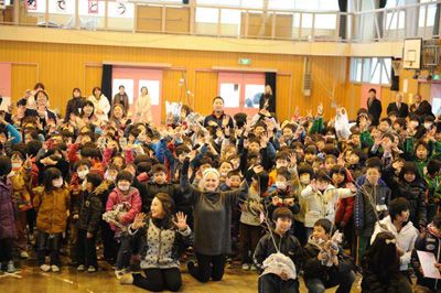 シンディ・ローパー、宮城県石巻市の小学校訪問！桜の苗木をプレゼント