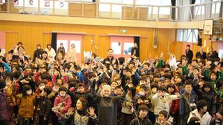 シンディ・ローパー、宮城県石巻市の小学校訪問!桜の苗木をプレゼント