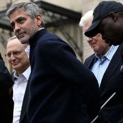 ジョージ・クルーニーが逮捕される 米ワシントンで父親と共に抗議活動中