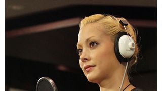 土屋アンナ、あこがれのリアーナの日本語吹き替えに挑戦!「クールだけど女性らしい甘い声も出せるところがすてき」