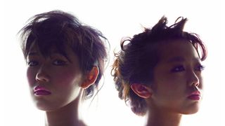 AKB48峯岸みなみ＆渡辺麻友、色っぽい大人の女に！モードなメイクアップ姿がVOGUE JAPANに