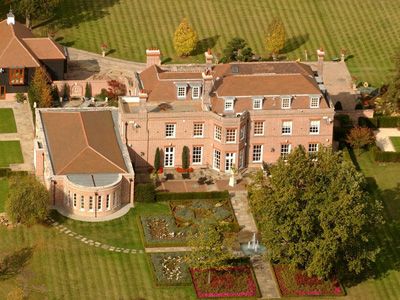 ベッカム夫妻、イギリスに所有する“ベッキンガム宮殿”を売却予定