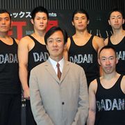 坂東玉三郎演出の太鼓パフォーマンス、パリ公演成功で日本凱旋!「太鼓を打ち続ける男たちの姿楽しんで」