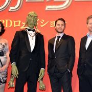 JOY、特殊メイクで映画『ジョン・カーター』メンバーと熱い抱擁!