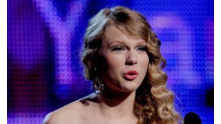 テイラー・スウィフトが授賞式に連れていくはずだった白血病の18歳のファンが入院「みんな祈っててあげて」