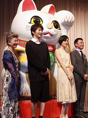 ネコ映画イベントに2メートル40センチの巨大招きネコ登場！市川実日子ら出演者一同ビックリ！
