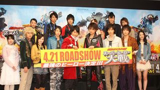 スーパーヒーロー15人がずらり集結!仮面ライダーとスーパー戦隊が夢のコラボ!!