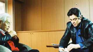 新藤兼人監督の記念事業のためベニチオ・デル・トロ広島へ　広島平和記念公園で慰霊碑献花など