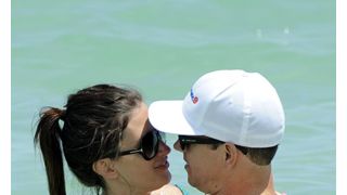 マーク・ウォールバーグ、妻レア・ダーハムとビーチで熱々