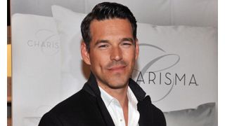 エディ・シブリアン、セレブ・カーレースで壁に激突