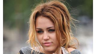 マイリー・サイラス、ミキサーで指をケガして救急病院へ