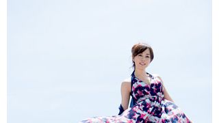 比嘉愛未、スカートからのぞくナマ脚にドキ!初写真集で大人のセクシーさ全開!