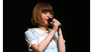 きゃりーぱみゅぱみゅは赤ちゃんみたい!? パステルブルーの衣装で「なんかノリノリ」
