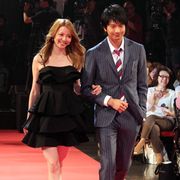 香里奈と向井理が相思相愛!仲良く腕を組んでピンクカーペットに登場!