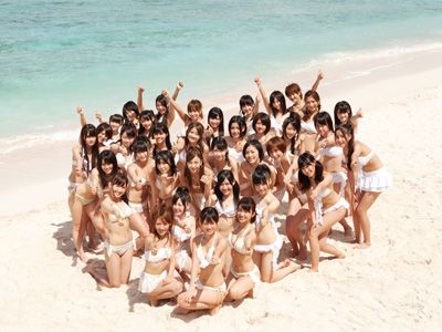 Akb48 新曲で全員白い水着姿 史上最多36人でセンター争い シネマトゥデイ