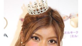 ローラ、ペコちゃんと初対面で大はしゃぎ「ベロが乾燥しないのかな！」