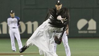 貞子が東京ドームで始球式！史上初！ノーバウンドの見事な投球に観客どよめき！