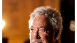 歌手のトム・ジョーンズ、失読症と格闘しながら、イギリスのテレビ映画で本格的に俳優デビュー
