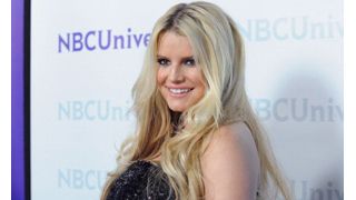 ジェシカ・シンプソン、ヒョウ柄カフタンで出産予定？