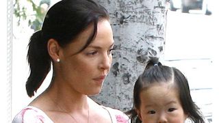 キャサリン・ハイグル、二人目の養女を迎える