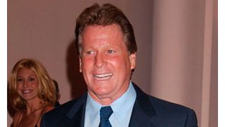 生後2か月の男の子の認知を迫られたライアン・オニール、DNA検査を受けることに合意