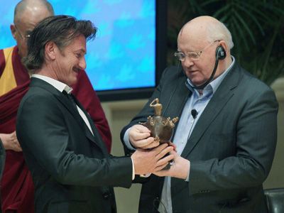 ショーン・ペン、ノーベル平和賞受賞者世界サミットで平和サミット賞を受賞「勇気を持って動く人々が真の英雄」