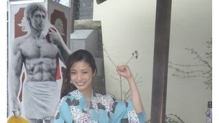 上戸彩、あでやか浴衣姿でロケ地に凱旋！　美脚ナマ出しで伊香保温泉の足湯を満きつ！