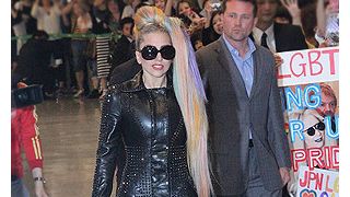 レディー・ガガ、6度目の日本上陸! 超ロングヒールとレザー衣装でファンと交流も!
