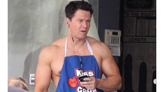 マーク・ウォールバーグの裸エプロンに思わずゴクリ……!? ボディービルダー役で見事な肉体を披露!