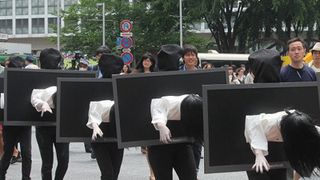 “貞子”50人以上が渋谷スクランブル交差点をジャック！ 街はパニック、通行人は大絶叫!？