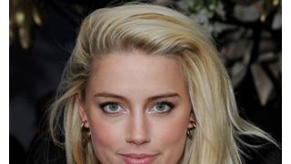 レズビアンの美人女優アンバー・ハードが『マチェーテ』第2弾で必殺の暗殺者に